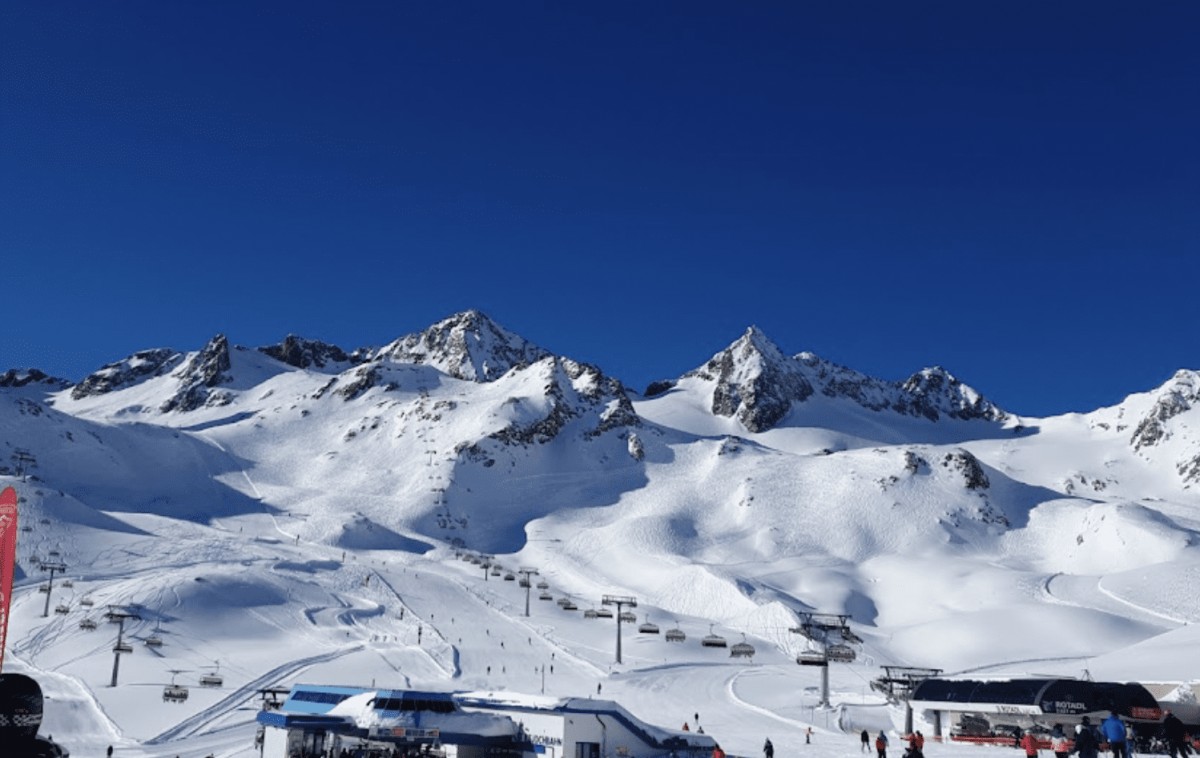 Österrikiska Stubaidalen: ett roligt rike av snö för turister och idrottare