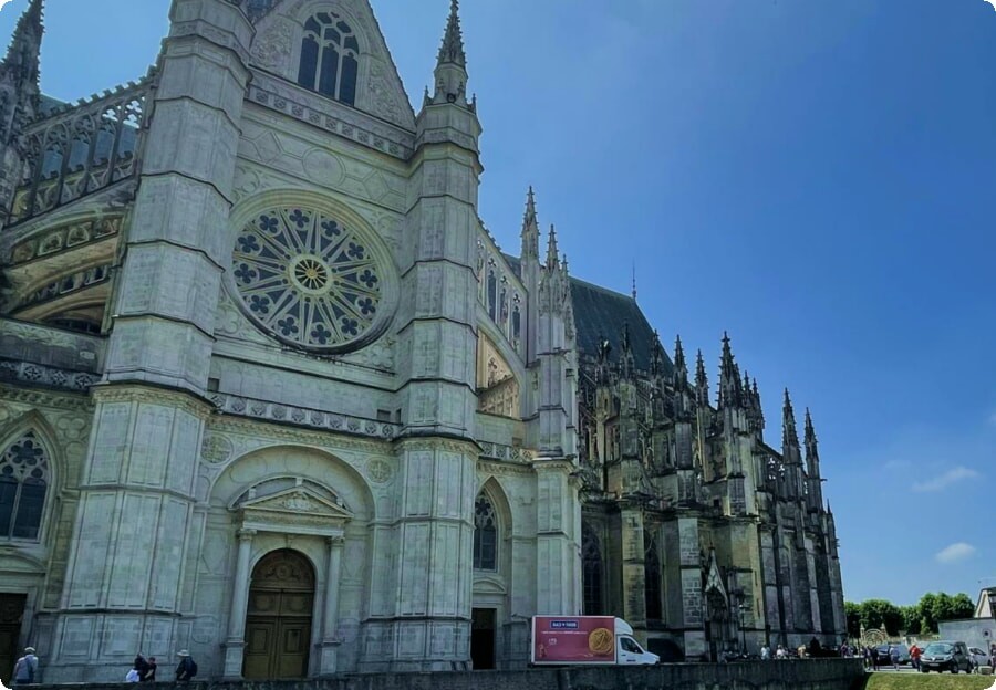 Orleans egy ősi francia város a Loire folyó partján.